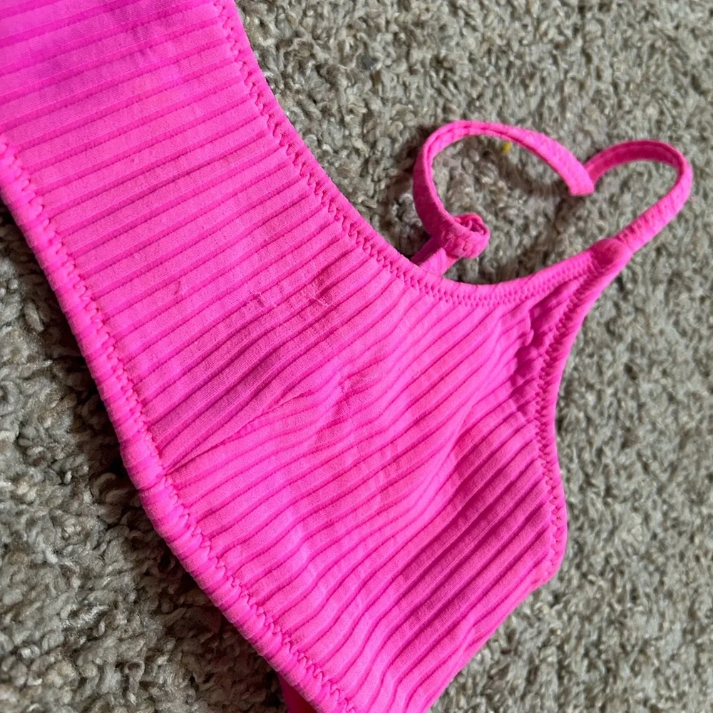 triangl swimwear Hot Pink Ribbed Bikini Top Size Small Beach Pool Outdoor Preppy